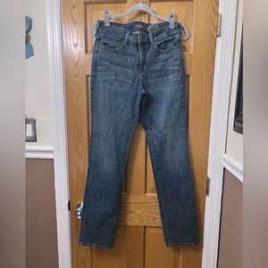 EUC NYDJ “Marilyn” Straight leg jeans!